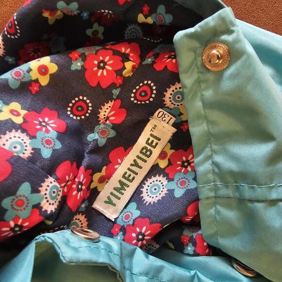 Trendy Children's Rain Jacket with Floral Pattern - Picture 3 of 3